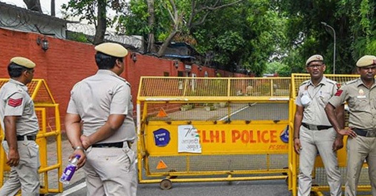 ই-মেইলে বোমার হুমকি, দিল্লিতে ১শ’ স্কুলে তল্লাশি, বম্ব স্কোয়াড