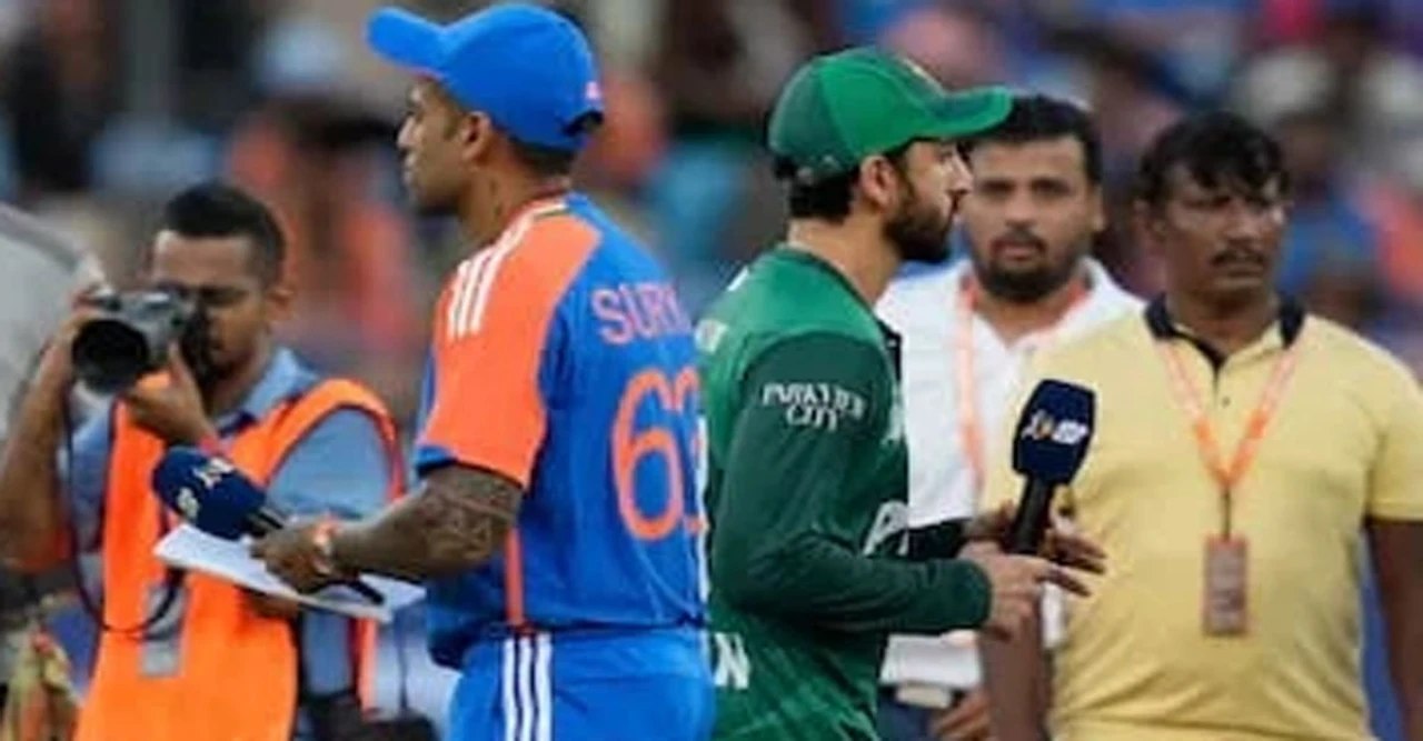 পাকিস্তানের অভিযোগে বিপদে ভারতীয়রা, হ্যান্ডশেক না করায় ম্যাচ ফি জরিমানা হতে পারে
