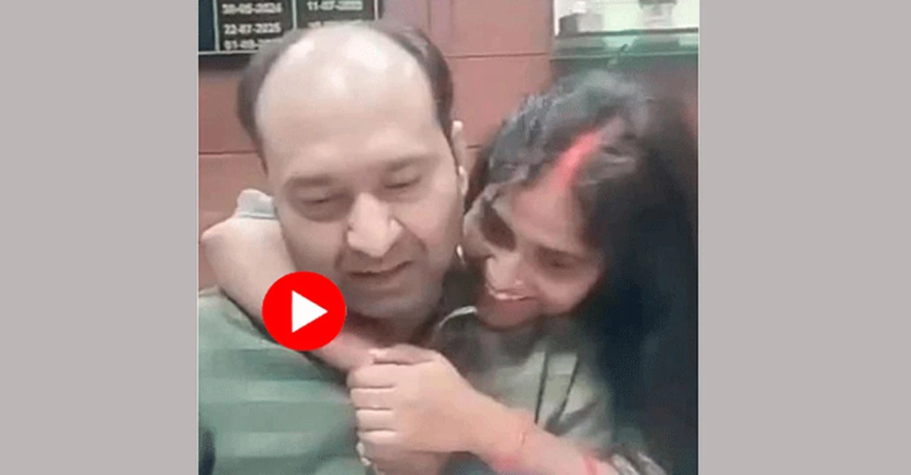 ব্যাংক ম্যানেজারকে জড়িয়ে চুমু! তরুণীর রিল ভাইরাল, তোলপাড় নেটদুনিয়া