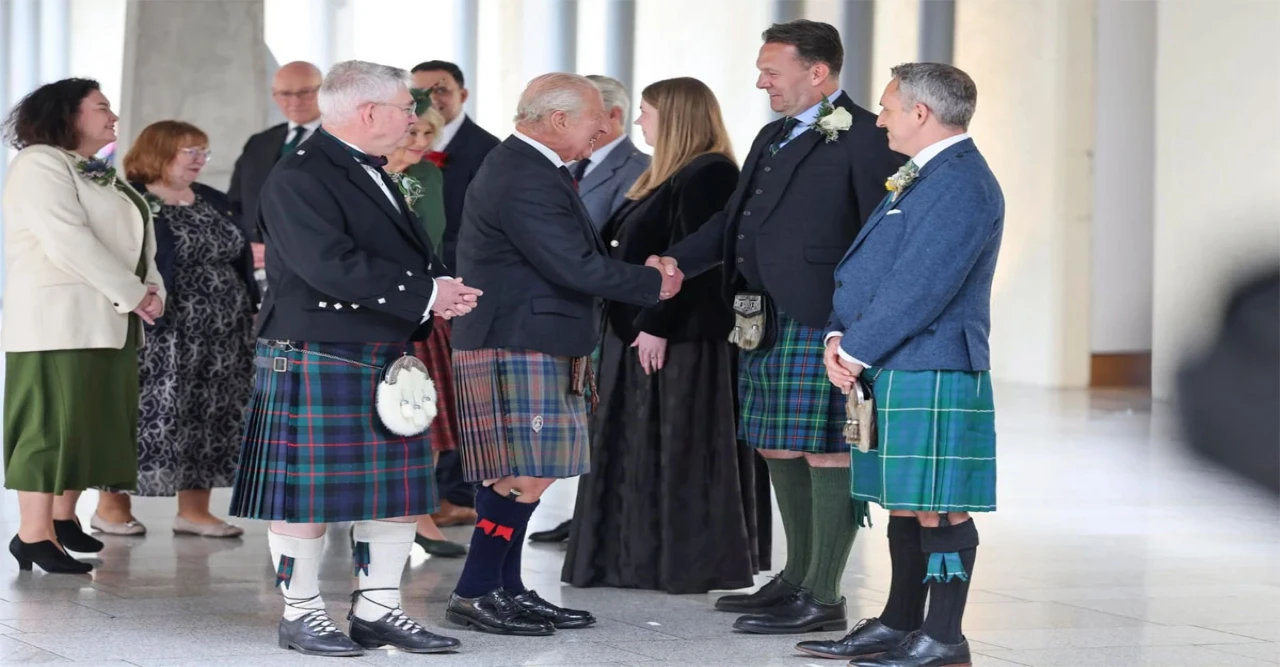 A Royal Wave and a Sweet Encounter: Young Girl Steals the Show During King Charles’ Scottish Parliament Ceremony