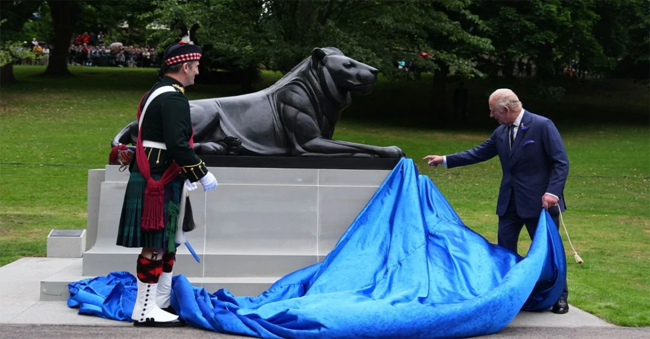 King Charles Unveils Poignant Memorial Honoring Scotland’s Military Heritage on 20th Regiment Anniversary