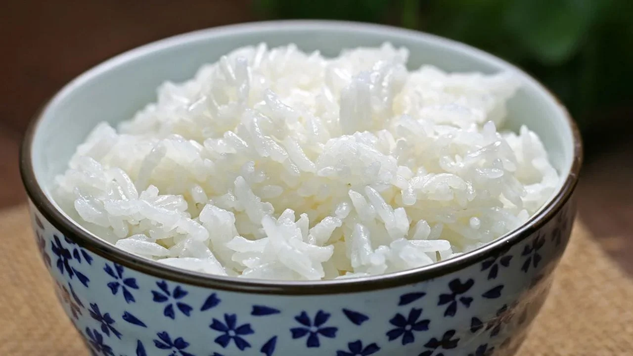 What happens to the body by eating stale rice?