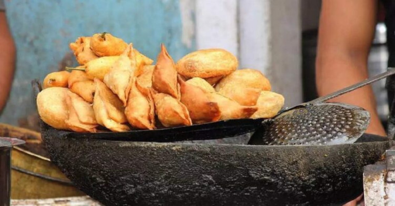 বাথরুমে বসেই সিঙ্গারা ভাজত কর্মীরা! রমরমিয়ে চলছিল দোকান, শুনে গা গুলিয়ে উঠছে ক্রেতাদের