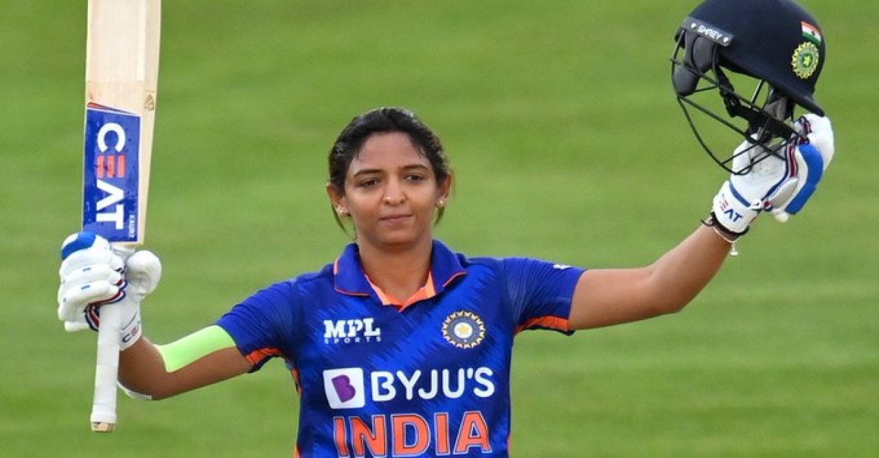 হরমনপ্রীতের ১৪৩ রানের সাইক্লোনে চাপে পড়ে গেল ইংল্যান্ড