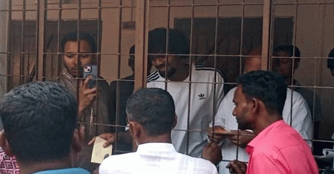 দরিদ্রদের পাশে হামজা চৌধুরী, নিজ গ্রামে দিলেন অর্থ সহায়তা