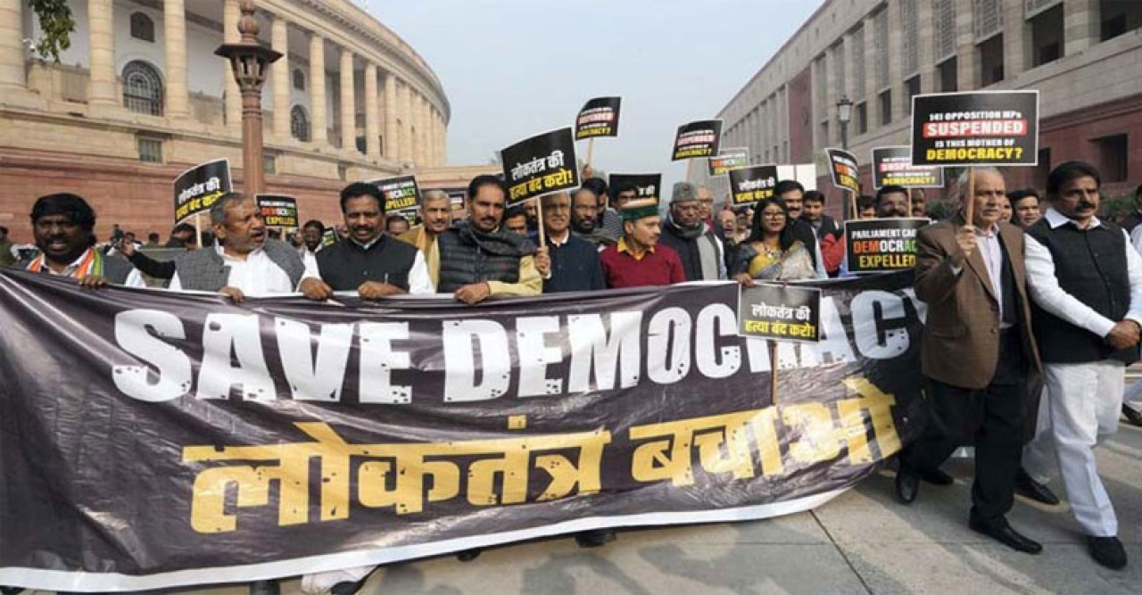 ১৪৩ এমপিকে বহিস্কারের প্রতিবাদে দিল্লির রাজপথে বিক্ষোভ ইন্ডিয়া জোটের 