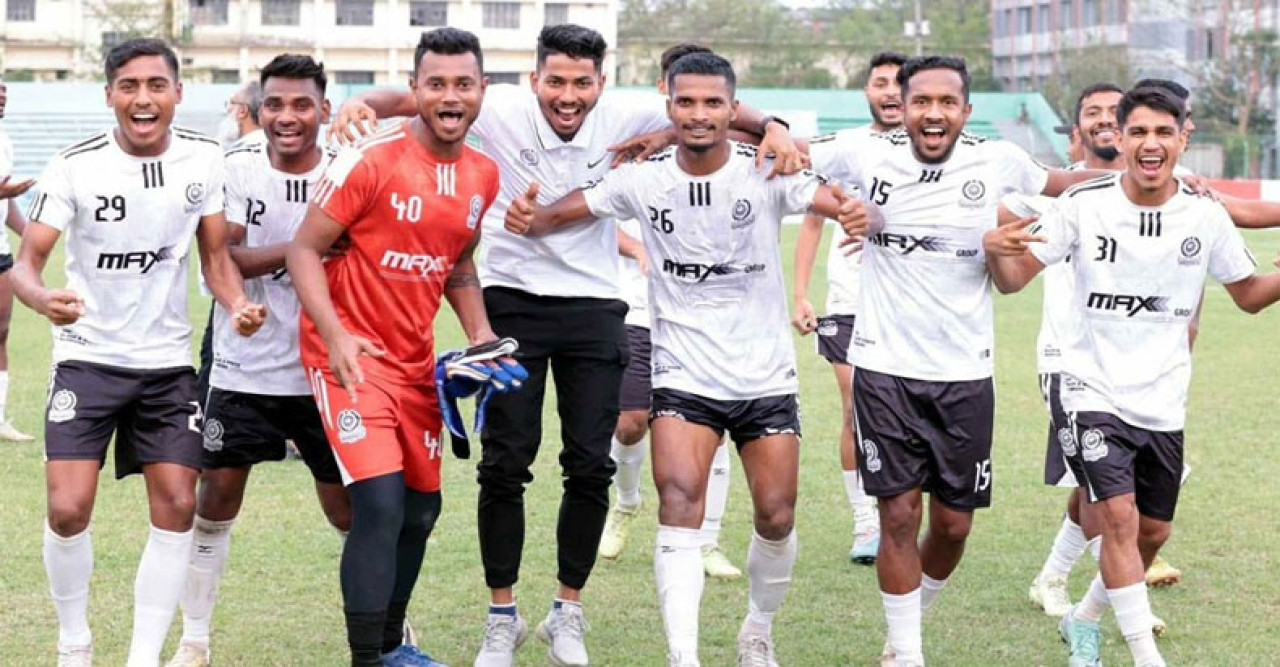 পুলিশকে ধাক্কা দিয়ে ফাইনালে মোহামেডান