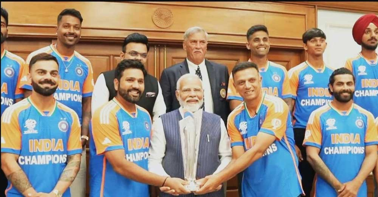 বিশ্বকাপ জয়ী ভারতীয় দল দেশে ফিরে প্রধানমন্ত্রীর হাতে ট্রফি তুলে দিলো 