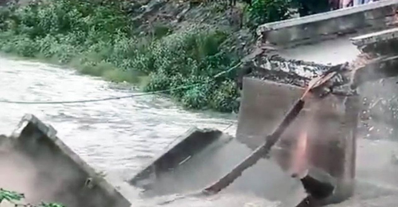 বিহারে আরও তিনটি সেতু ভেঙেছে