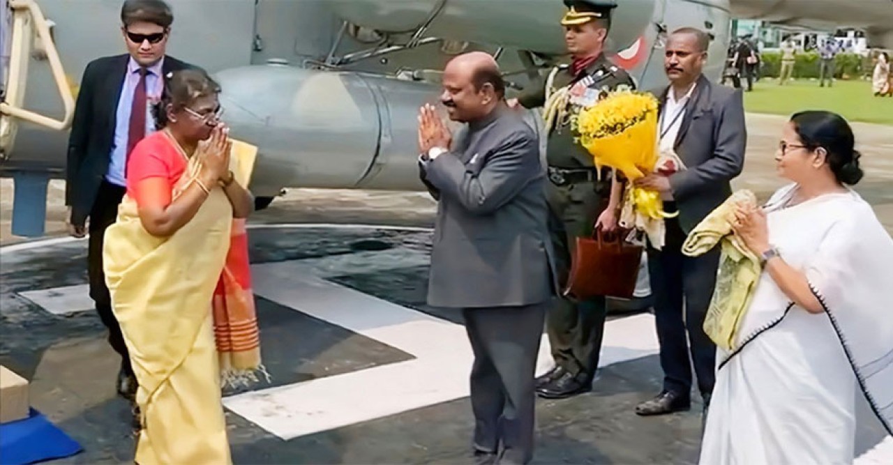 রাষ্ট্রপতি দ্রৌপদী মুর্মুকে স্বাগত জানালেন মমতা