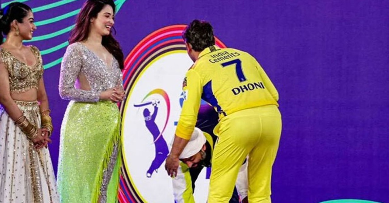 উদ্বোধনী অনুষ্ঠানে ধোনির পা ছুঁলেন অরিজিত সিং