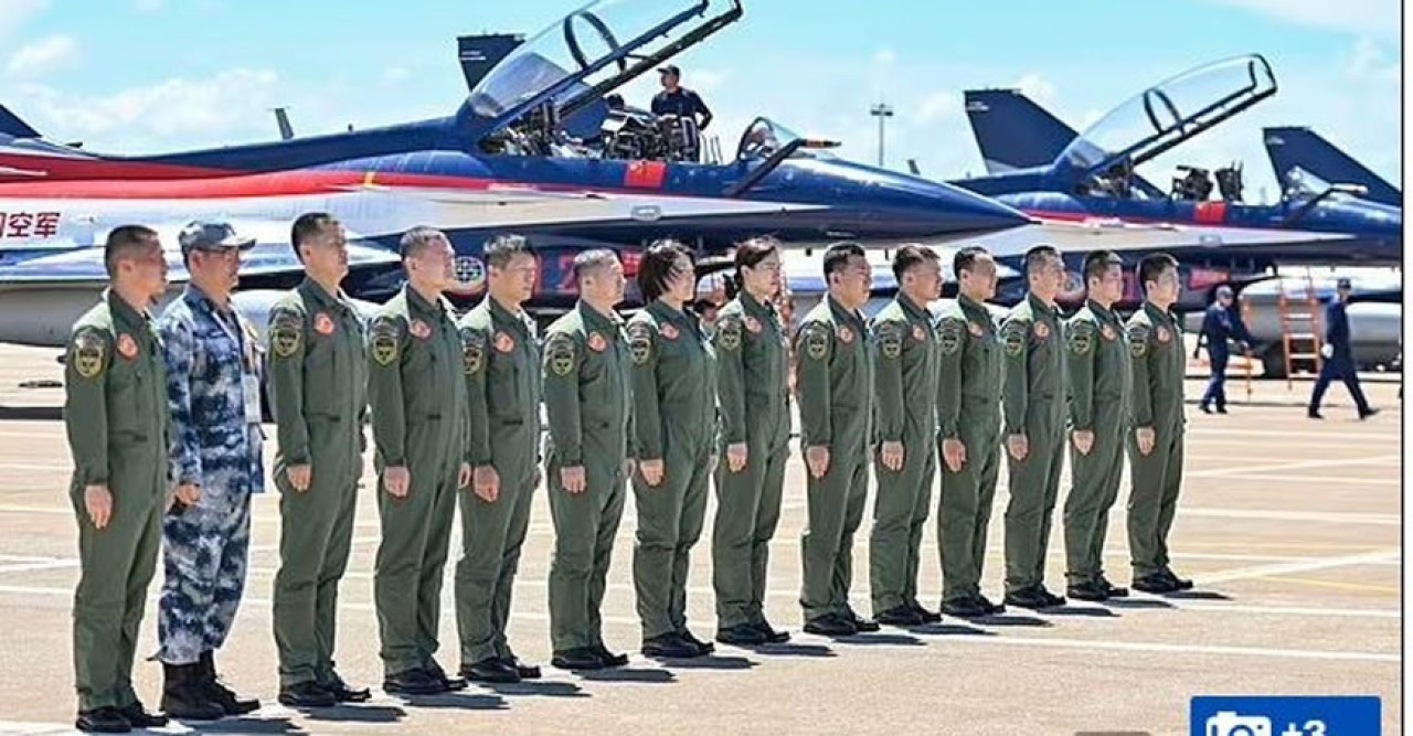ব্রিটিশ বৈমানিকরা চাকরি নিচ্ছেন চীনা বিমানবাহিনীতে