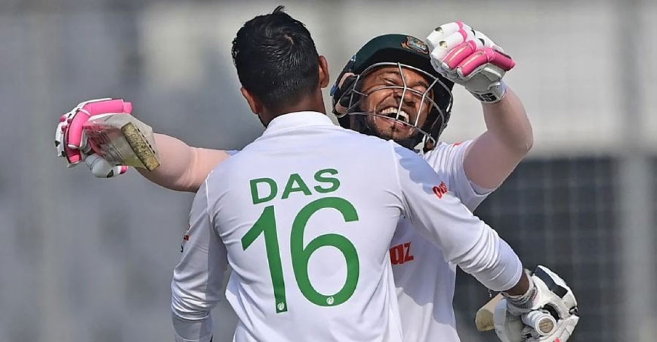 ধ্বংসস্তুপের মাঝে দাঁড়িয়ে সেঞ্চুরির ফুট ফোটালেন লিটন-মুশফিক