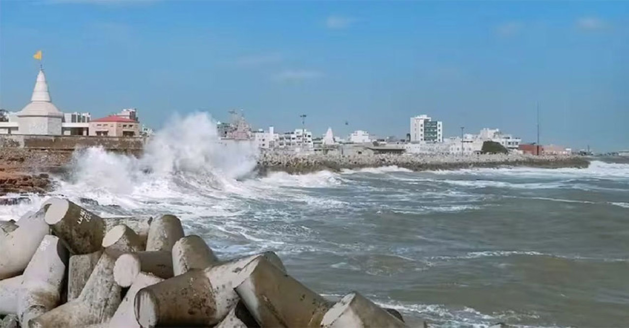 ঘুর্ণিঝড় বিপর্যয় গুজরাট ও করাচী উপকূলে আঘাত হানবে কাল