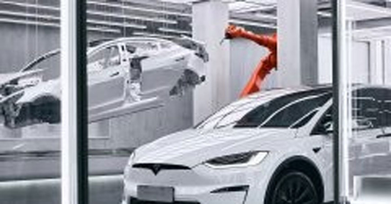 দোকানে মাত্র ৪৫ সেকেন্ডেই গাড়ি বানাবে টেসলা