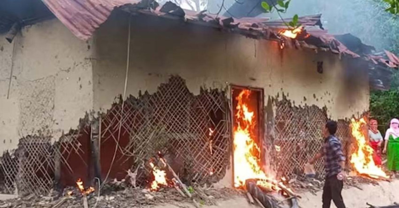 নারীকে বিবস্র করার ঘটনায় মণিপুরে অভিযুক্তের বাড়ি পুড়িয়ে দিল উত্তেজিত জনতা 