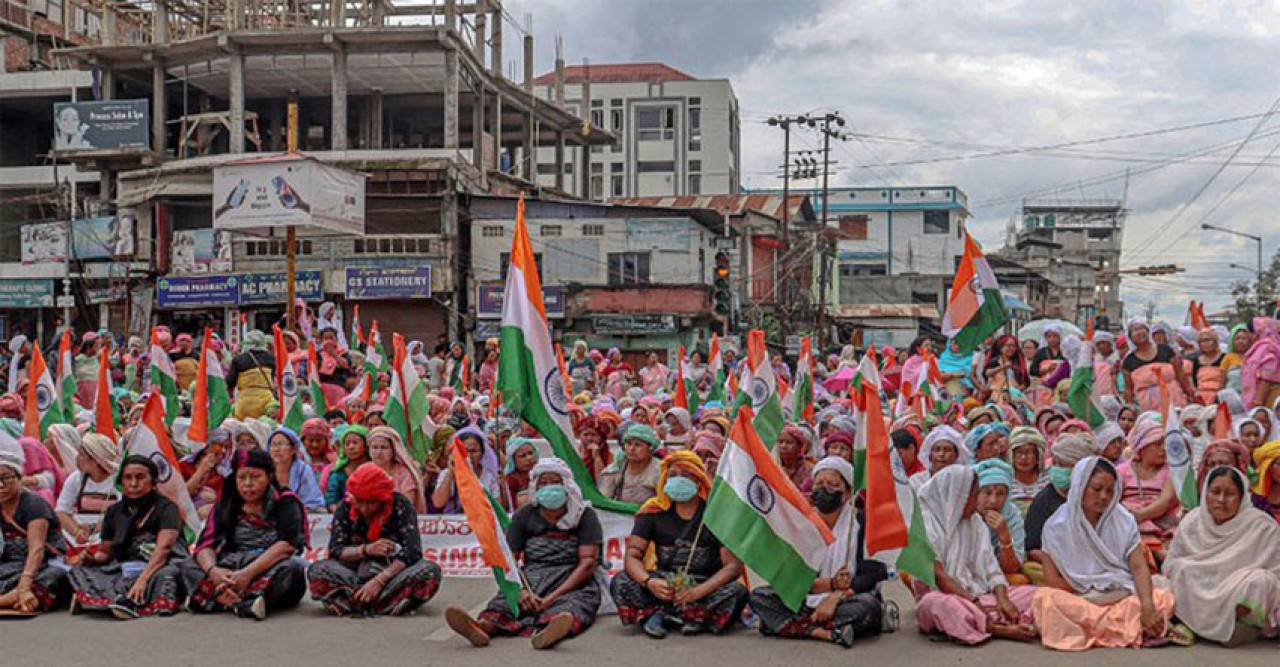 অগ্নিগর্ভ মণিপুর, নারীদের মিছিল থামাতে সেনা মোতায়েন