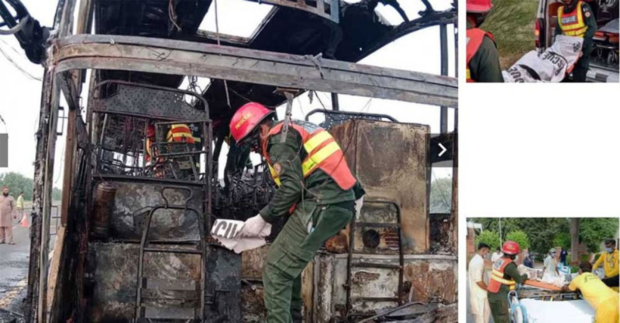পাকিস্তানে থেমে থাকা ভ্যানে যাত্রীবাহী বাসের ধাক্কা, নিহত ১৮