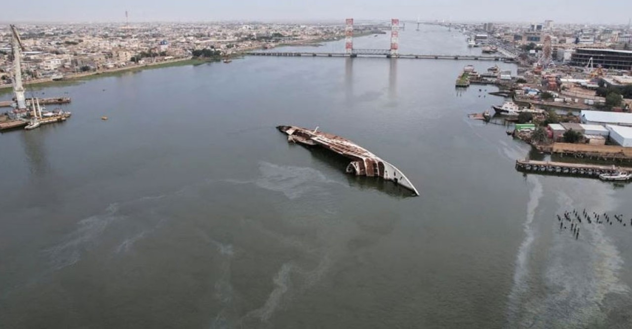 নদীতে ভাসছে সাদ্দামের প্রমোদতরী