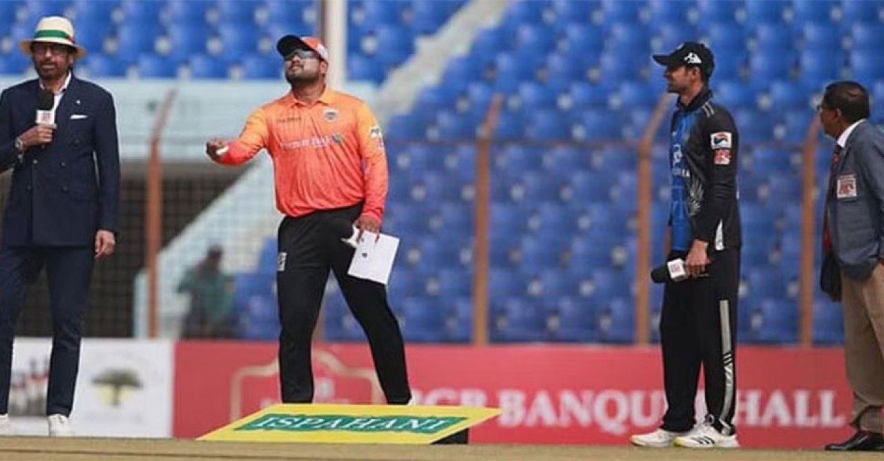 খুলনার বিপক্ষে টস হেরে ব্যাট করছে রংপুর