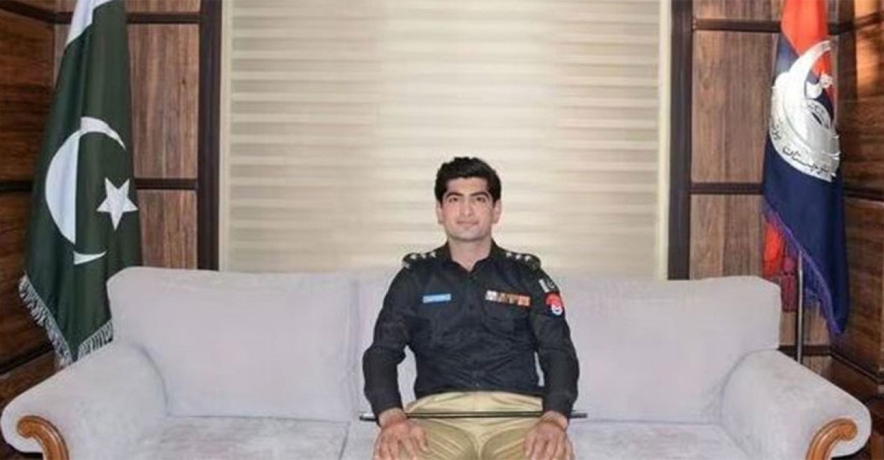 পুলিশের পোশাকে পাকিস্তানের তারকা পেসার নাসিম শাহ