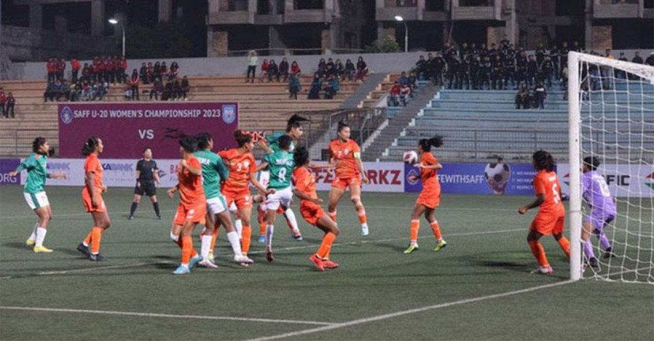 মানহীন টার্ফ নিয়ে বিদেশি খেলোয়াড়দের অভিযোগ
