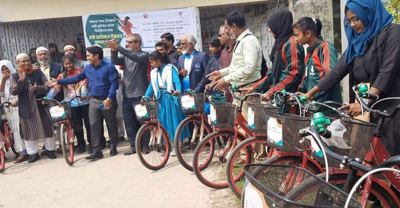 বরগুনায় নারী ফুটবলারদের বাইসাইকেল উপহার