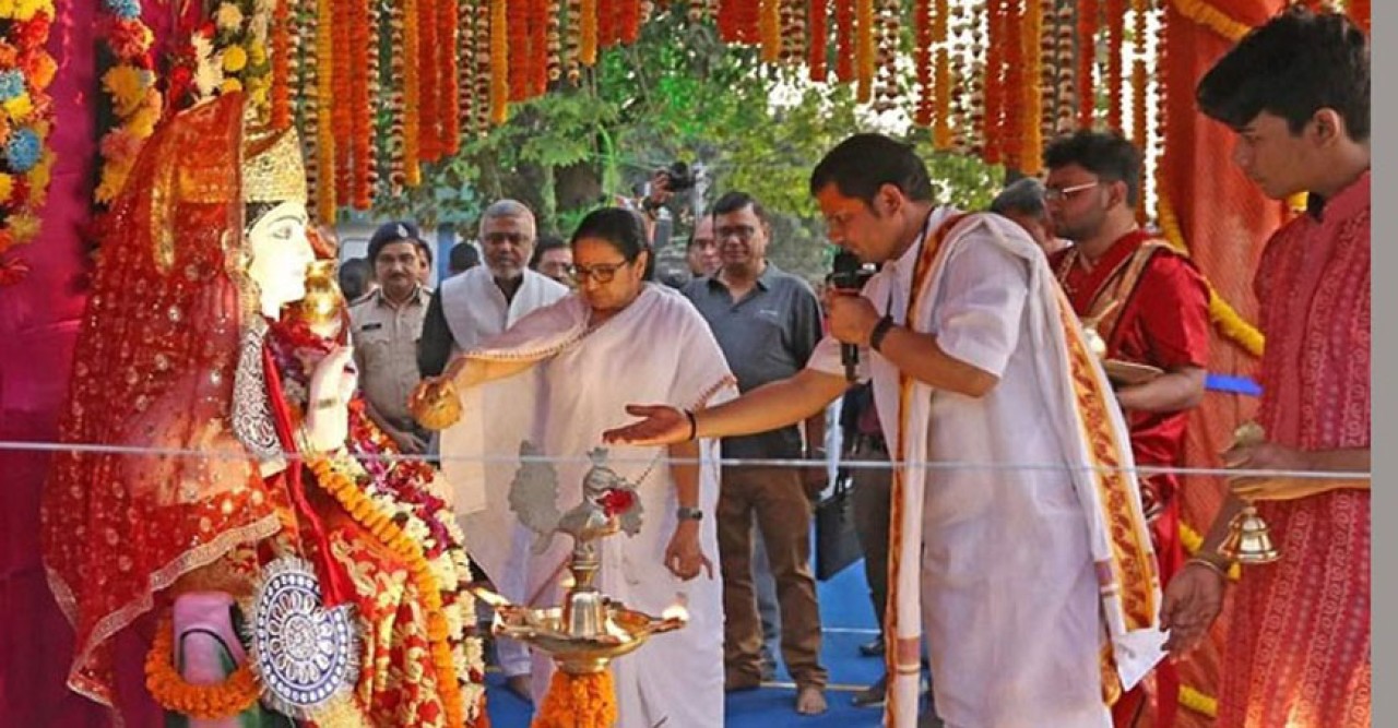গঙ্গা আরতির সূচনা করলেন পশ্চিমবঙ্গের মুখ্যমন্ত্রী