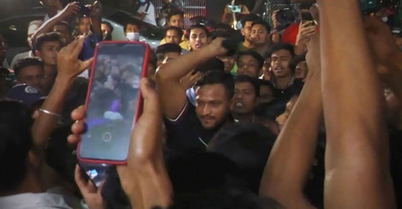 ক্যাপ টান দেওয়ায় ক্ষিপ্ত হয়ে ভক্তকে পেটালেন সাকিব