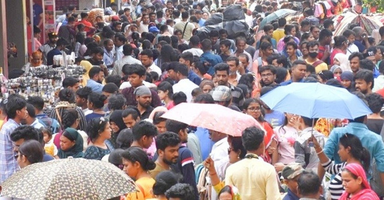 পয়লা বৈশাখের আগে কেনাকাটায় ব্যস্ত বাঙালিরা