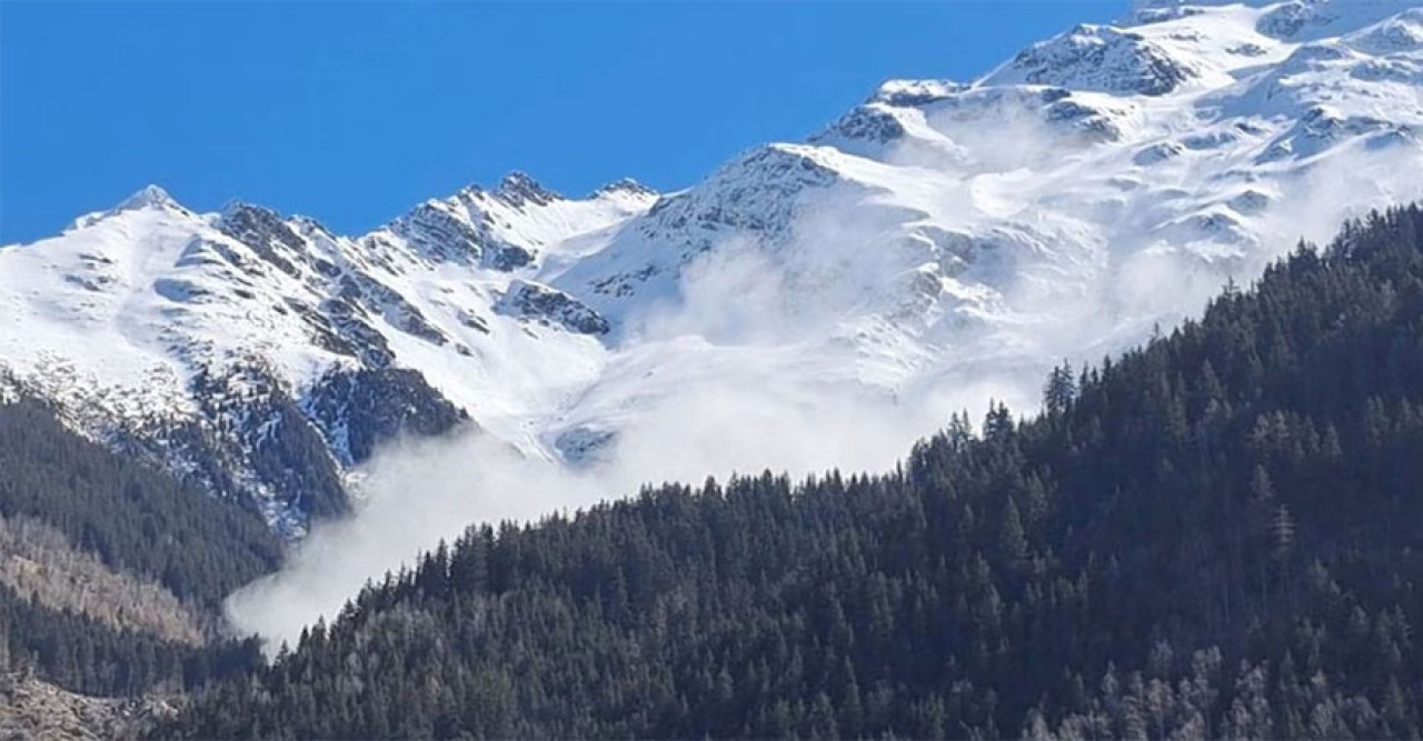 ফ্রান্সের আল্পস পর্বতমালায় তুষারধসে নিহত ৬