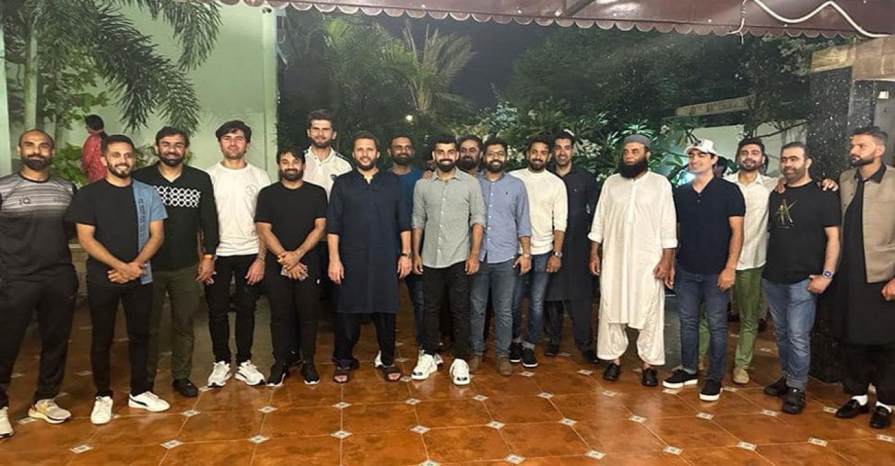 নিউজিল্যান্ডকে হারিয়ে আফ্রিদির ডিনার পার্টিতে পাক ক্রিকেটাররা