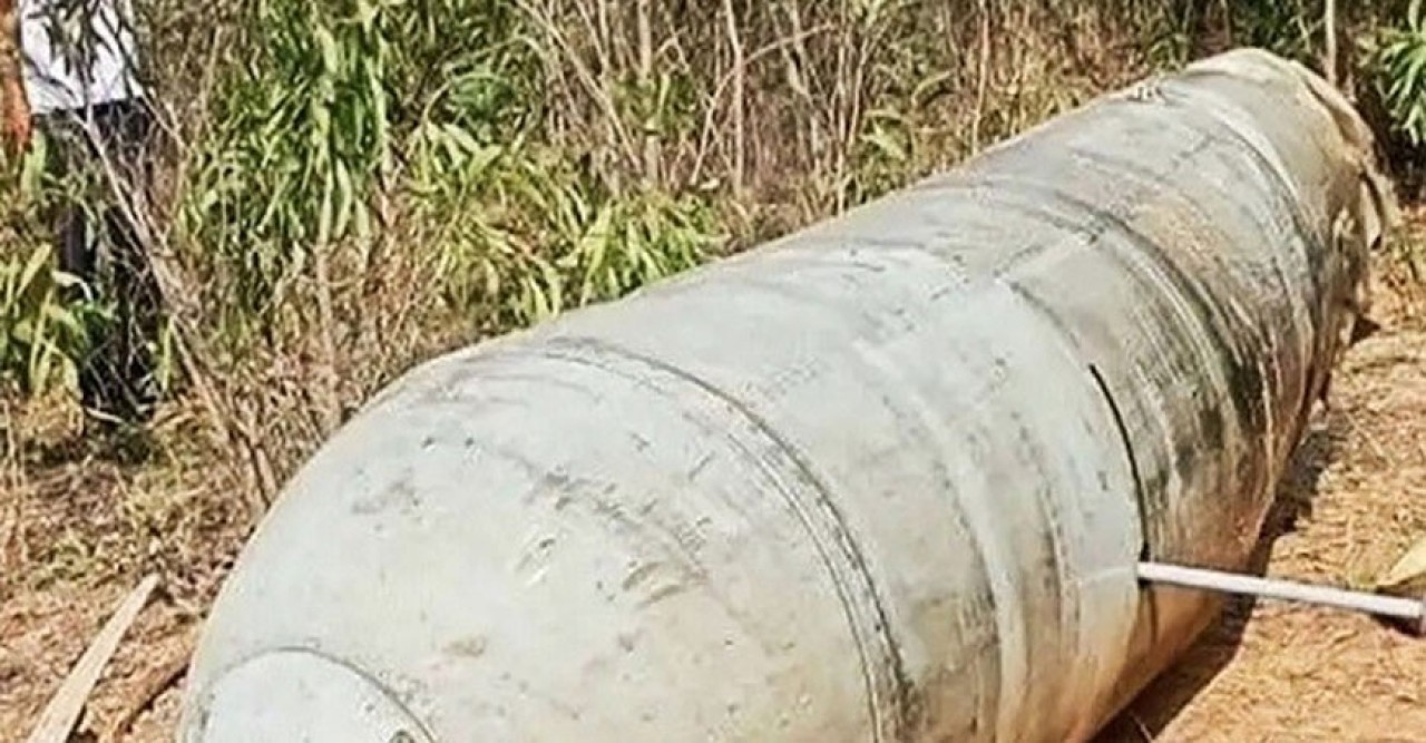 ভারতের মেদিনীপুরে আকাশ থেকে পড়লো বিশালাকার ধাতব বস্তু 