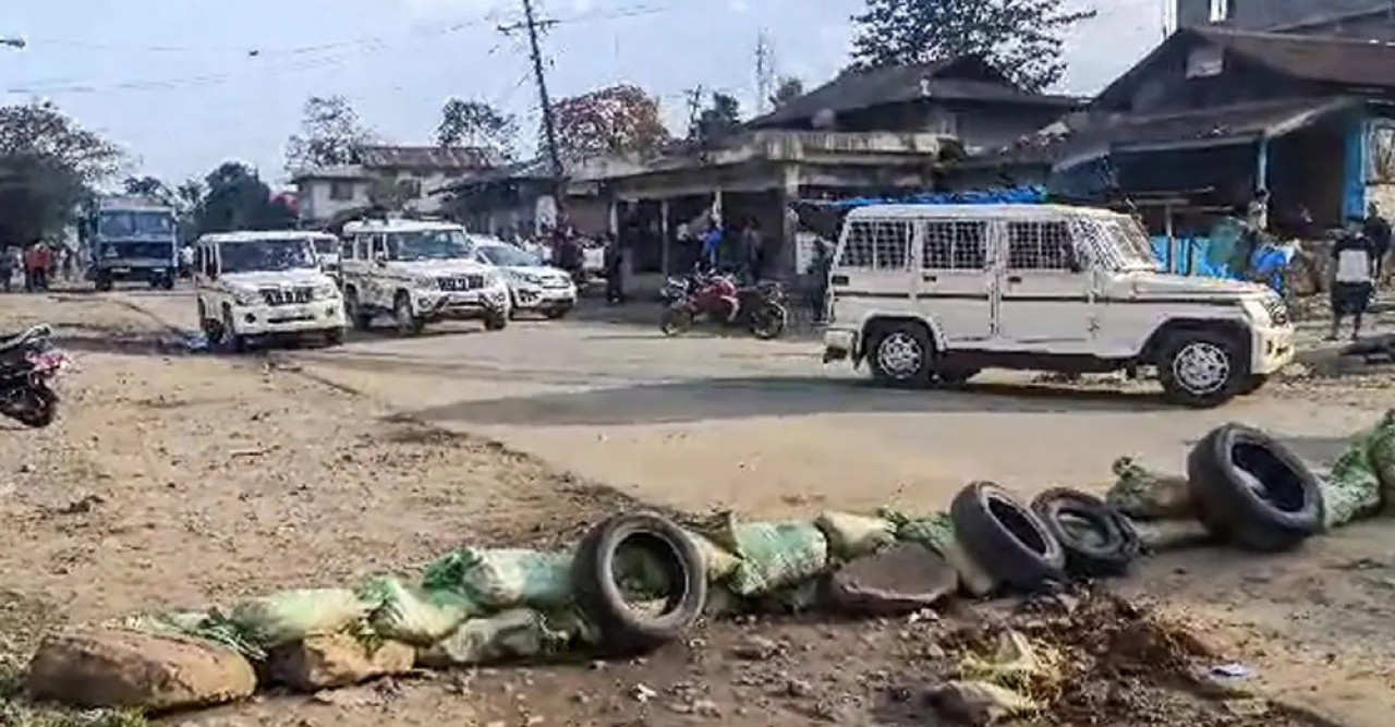 মনিপুরে কেন্দ্রীয় মন্ত্রীর বাড়িতে হামলা