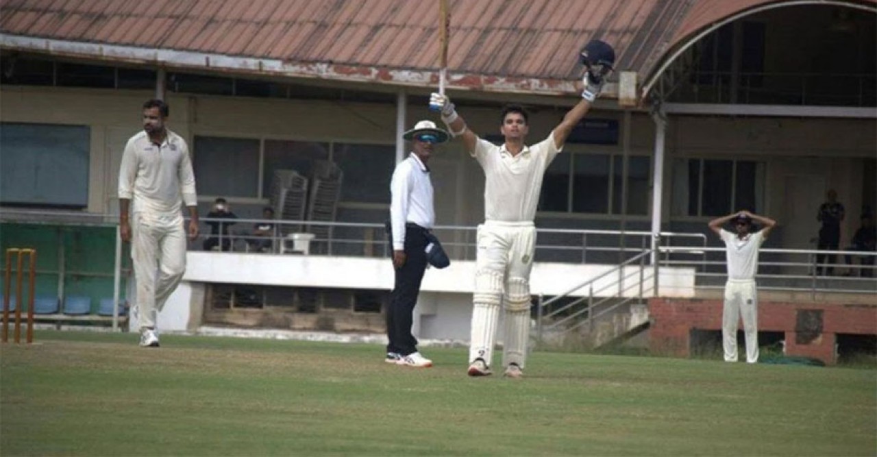 বাবার কীর্তি স্পর্শ করলেন শচীন পুত্র অর্জুন