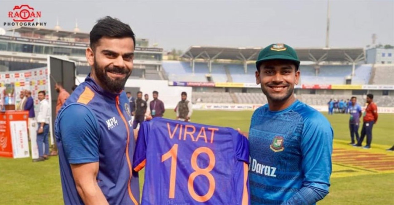  মিরাজকে নিজের স্বাক্ষর করা জার্সি দিলেন কোহলি