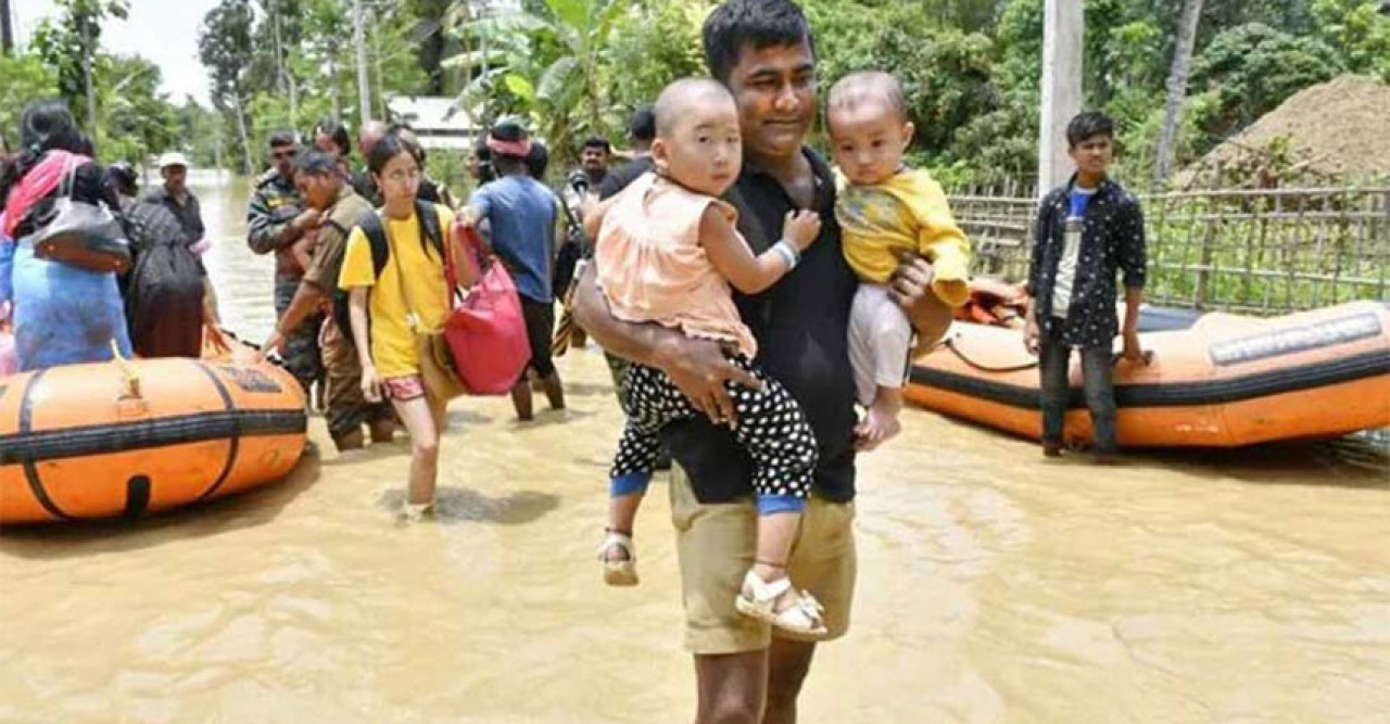 আসামে বন্যায় ক্ষতিগ্রস্ত ২ লাখ মানুষ, ১৫ জনের মৃত্যু