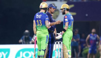 আম্পায়ারের সঙ্গে তর্কে জড়িয়ে জরিমানা গুণতে হচ্ছে কোহলিকে