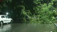 কলকাতায় প্রবল ঝড়বৃষ্টি, দুর্যোগ চলবে সোমবার দুপুর পর্যন্ত