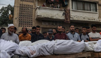 ইসরায়েলি হামলায় নিহতদের কবরস্থানে ছুটে গেলেন গাজাবাসি