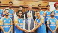 বিশ্বকাপ জয়ী ভারতীয় দল দেশে ফিরে প্রধানমন্ত্রীর হাতে ট্রফি তুলে দিলো 