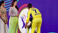 উদ্বোধনী অনুষ্ঠানে ধোনির পা ছুঁলেন অরিজিত সিং
