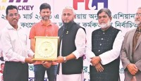 তিন কর্মকর্তাকে সংর্বধিত করলো বাংলাদেশ হকি ফেডারেশন