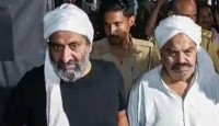 টিভি লাইভে বক্তৃতাকালে ভারতের রাজ্যসভার সাবেক সদস্য আতিক আহমেদ ও ভাইকে