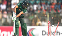 থুশারার হ্যাটট্রিক, ৬ উইকেট হারিয়ে খাদে পড়লো  টাইগাররা
