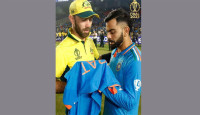 ম্যাক্সওয়েলকে অভিনন্দন জানিয়ে নিজের জার্সি উপহার দিলেন কোহলি
