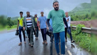 পায়ে হেঁটে ৬শ কি.মি পাড়ি দিয়ে মক্কায় শিহাব