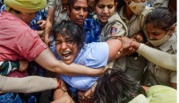 কুস্তিগীরদের ছেড়ে দিন, গ্রেফতার করুন প্রধানকে! দিল্লি পুলিশের আচরণে বিস্ফোরক দিল্লি মহিলা কমিশনের প্রধান