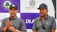 ‘ধোনি কি সারা জীবন খেলবে?’, মাহির অবসর নিয়ে চাঁচাছোলা মন্তব্য কপিল দেবের
