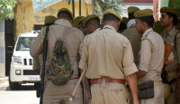 ভারতের উত্তর প্রদেশে বোনের কাটা মাথা নিয়ে থানায় ভাই